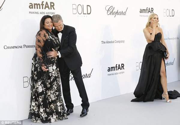 "Điệp viên 007" Pierce Brosnan hôn vợ say đắm tại sự kiện 2