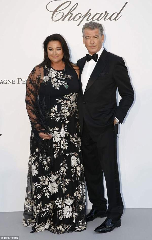 "Điệp viên 007" Pierce Brosnan hôn vợ say đắm tại sự kiện 12