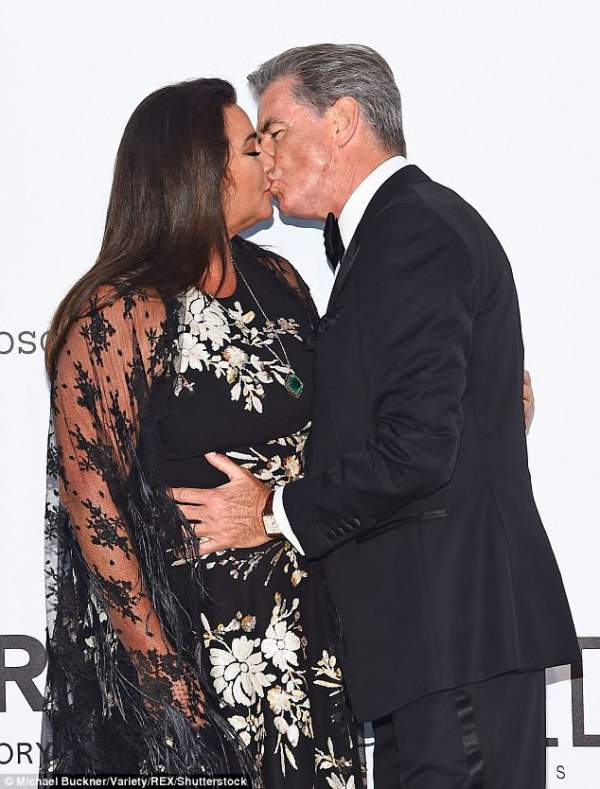 "Điệp viên 007" Pierce Brosnan hôn vợ say đắm tại sự kiện 5