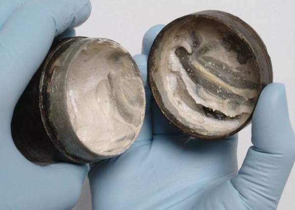 Hộp kem dưỡng trắng da 2.000 năm tuổi ở Anh