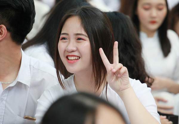 Những nữ sinh xinh đẹp tỏa sáng trong lễ bế giảng THPT Phan Đình Phùng 10