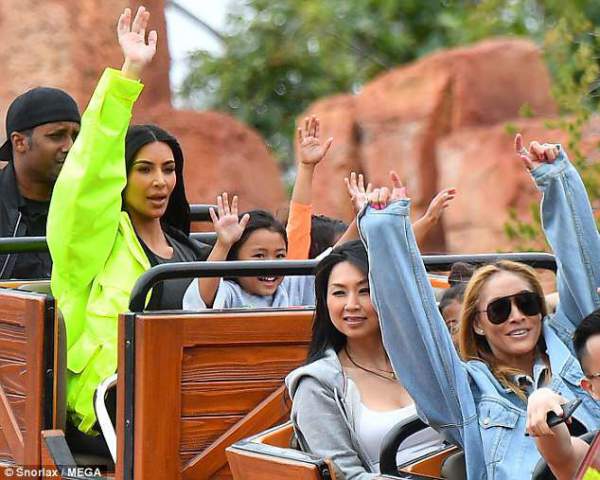 Kim Kardashian sành điệu đưa con đi chơi Disneyland 16