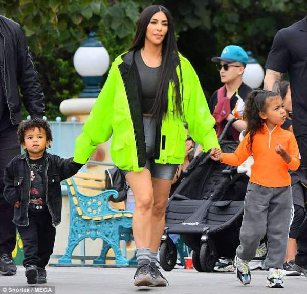 Kim Kardashian sành điệu đưa con đi chơi Disneyland 14