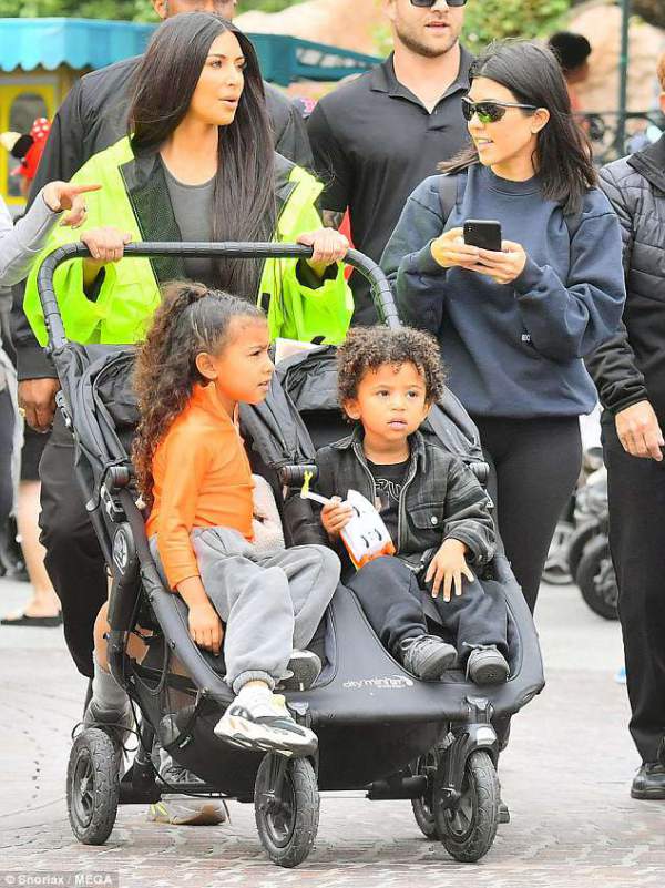 Kim Kardashian sành điệu đưa con đi chơi Disneyland 12