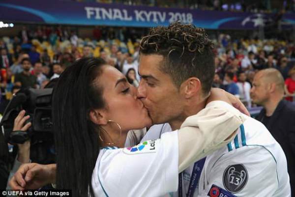 Bạn gái hôn chúc mừng Ronaldo