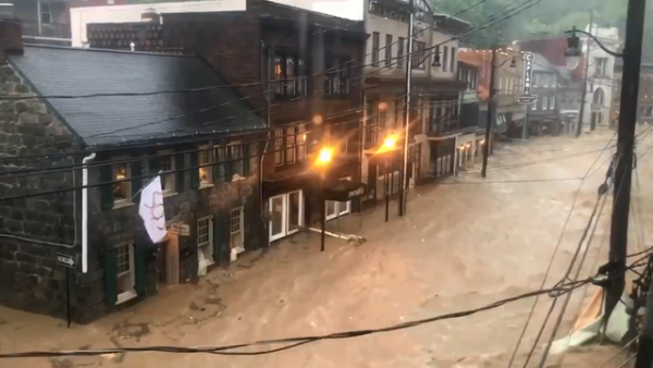Đường phố Mỹ thành "sông" sau mưa lớn