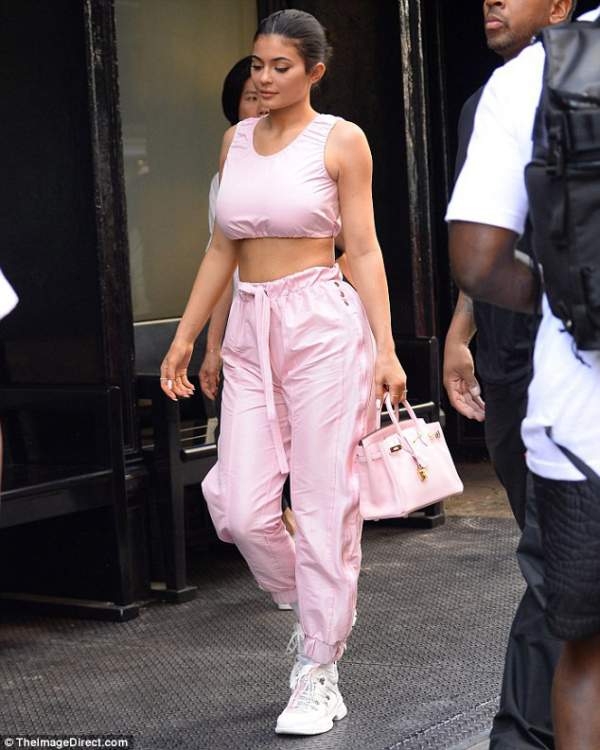 Kylie Jenner gợi cảm ra phố với cây đồ màu hồng