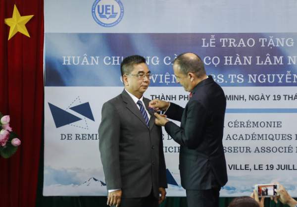 PGS. TS Nguyễn Ngọc Điện được trao huân chương Cành cọ Hàn lâm của Cộng hòa Pháp
