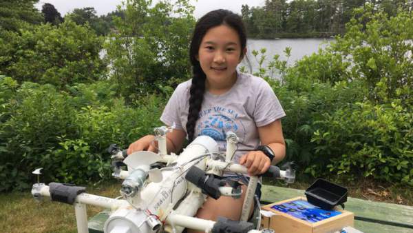 Nữ sinh lớp 6 phát minh robot "săn" rác nhựa trên biển