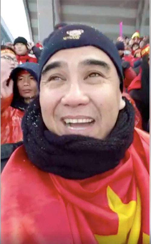 Nghệ sĩ Việt kẻ cười, người méo mặt, ê chề vì… bóng đá 3