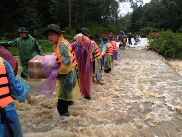 Nghệ An: Công an, đoàn viên dầm mưa dọn đường, vận chuyển tài sản giúp dân sau lũ 4