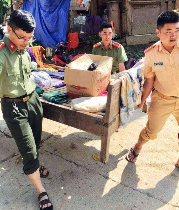 Nghệ An: Công an, đoàn viên dầm mưa dọn đường, vận chuyển tài sản giúp dân sau lũ 3