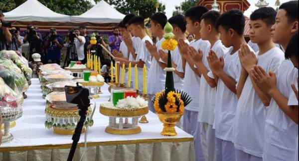 Đội bóng nhí Thái Lan bắt đầu nghi lễ đi tu sau khi được giải cứu 3