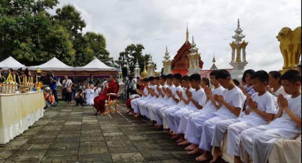 Đội bóng nhí Thái Lan bắt đầu nghi lễ đi tu sau khi được giải cứu