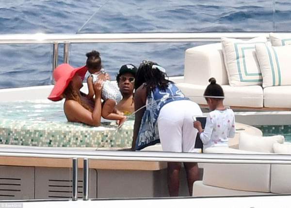 Vợ chồng Beyonce Knowles thư giãn trên du thuyền 180 triệu USD 18