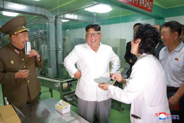 Thị sát nhà máy thực phẩm, ông Kim Jong-un chỉ đạo cải thiện dinh dưỡng cho quân nhân