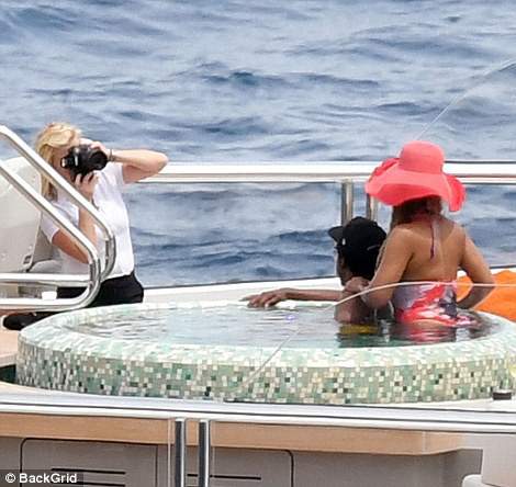 Vợ chồng Beyonce Knowles thư giãn trên du thuyền 180 triệu USD 5
