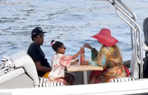 Vợ chồng Beyonce Knowles thư giãn trên du thuyền 180 triệu USD 17