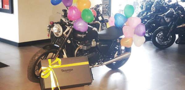 “Phát sốt” với clip vợ mua môtô giá 300 triệu tặng chồng nhân dịp sinh nhật 2
