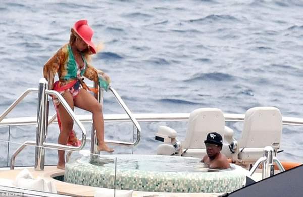 Vợ chồng Beyonce Knowles thư giãn trên du thuyền 180 triệu USD 10