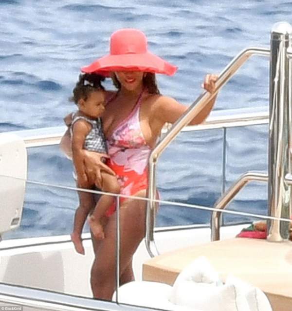 Vợ chồng Beyonce Knowles thư giãn trên du thuyền 180 triệu USD 11