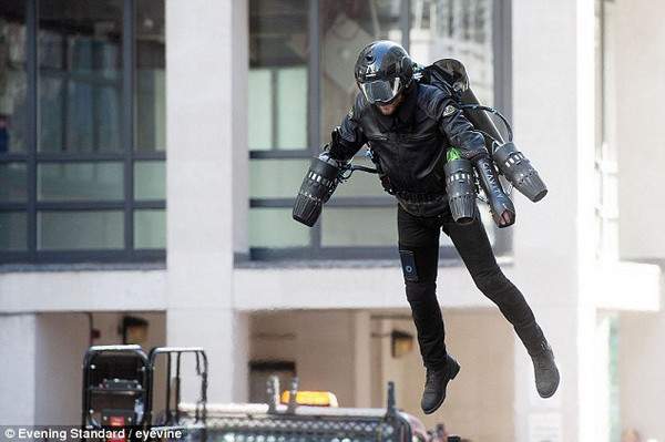 Bộ giáp Iron man, giúp người mặc bay lượn như trong phim, được bán với giá 443.000USD