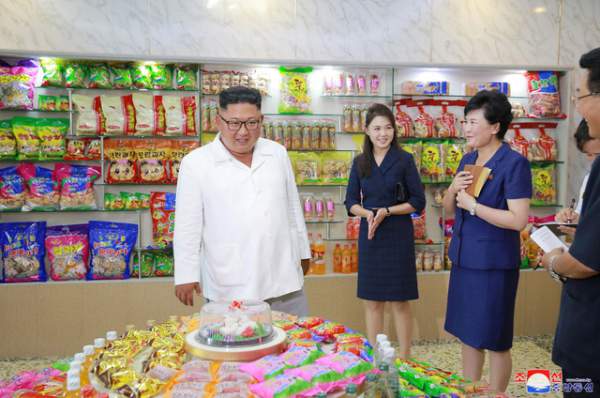 Đệ nhất phu nhân Triều Tiên tháp tùng ông Kim Jong-un thị sát nhà máy 6