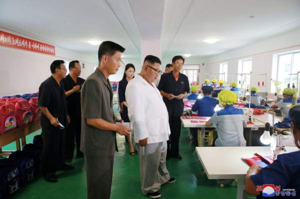 Đệ nhất phu nhân Triều Tiên tháp tùng ông Kim Jong-un thị sát nhà máy