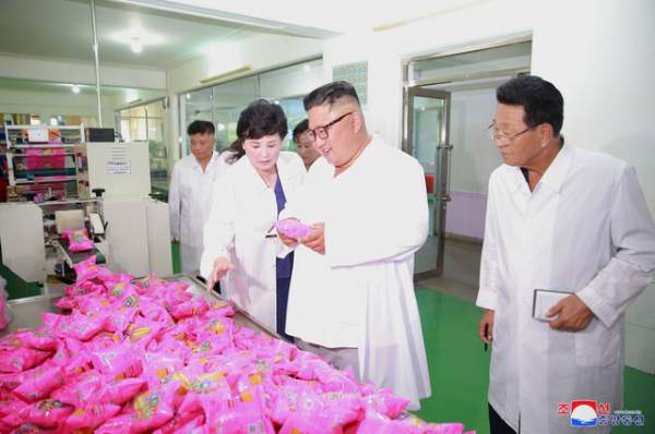 Đệ nhất phu nhân Triều Tiên tháp tùng ông Kim Jong-un thị sát nhà máy 8