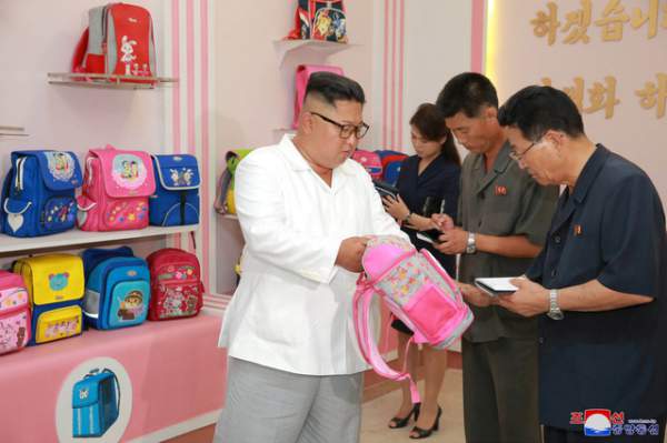 Đệ nhất phu nhân Triều Tiên tháp tùng ông Kim Jong-un thị sát nhà máy 4