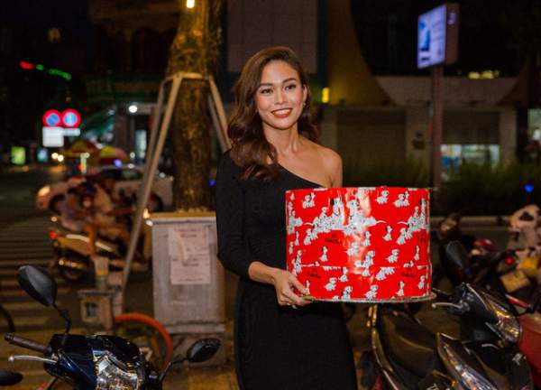 Fan Đà Nẵng "choáng váng" khi bất ngờ nhận quà sinh nhật của Mâu Thủy