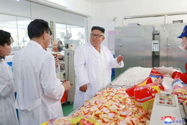 Đệ nhất phu nhân Triều Tiên tháp tùng ông Kim Jong-un thị sát nhà máy 9