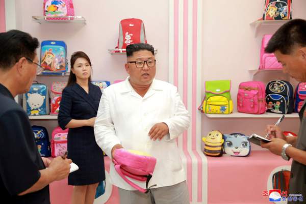 Đệ nhất phu nhân Triều Tiên tháp tùng ông Kim Jong-un thị sát nhà máy 2