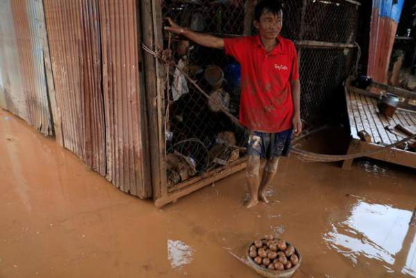 Nước rút bùn ngập, người Lào chật vật trở về nhà sau sự cố vỡ đập 12