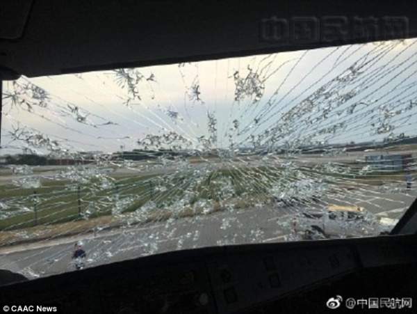 Máy bay Trung Quốc nứt kính, lõm đầu vì trúng mưa đá trên không 2