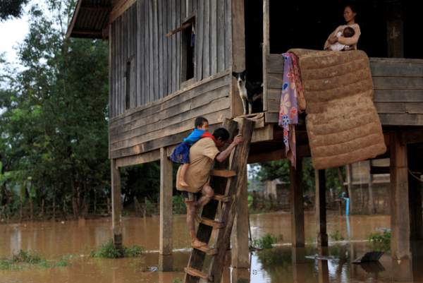 Nước rút bùn ngập, người Lào chật vật trở về nhà sau sự cố vỡ đập 9