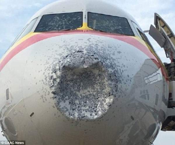 Máy bay Trung Quốc nứt kính, lõm đầu vì trúng mưa đá trên không