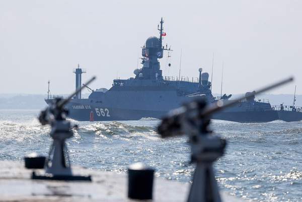 Dàn tàu chiến Nga diễn tập rầm rộ chuẩn bị duyệt binh 11