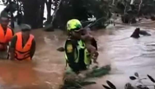 Đội cứu hộ Thái Lan giải cứu bé trai qua dòng lũ xiết ở Lào