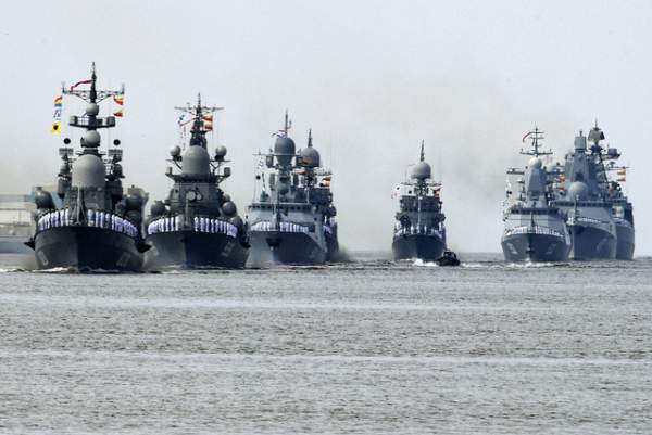 Dàn tàu chiến Nga diễn tập rầm rộ chuẩn bị duyệt binh