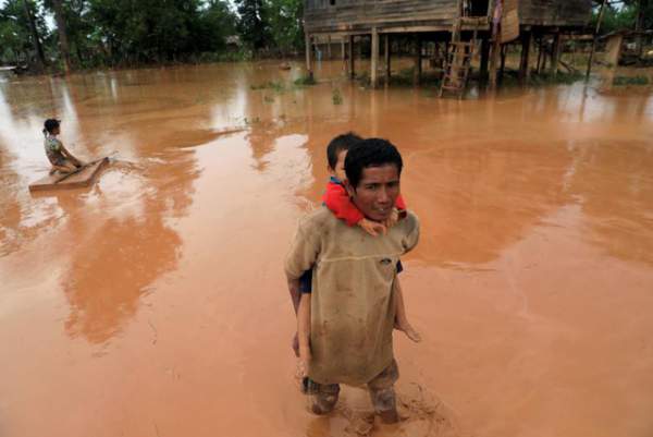 Nước rút bùn ngập, người Lào chật vật trở về nhà sau sự cố vỡ đập 8