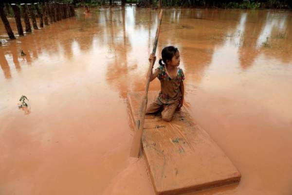 Nước rút bùn ngập, người Lào chật vật trở về nhà sau sự cố vỡ đập 5