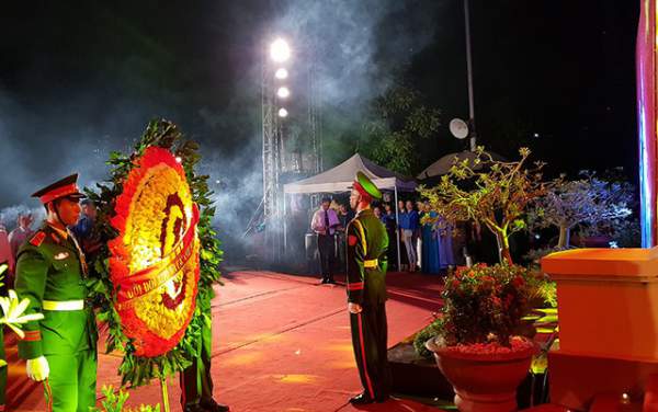 Hơn 1.500 Đoàn viên, thanh niên Thủ đô thắp nến tri ân các anh hùng liệt sĩ