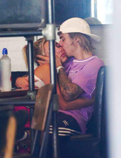 Justin Bieber âu yếm vợ tương lai trong quán cafe