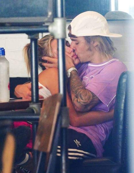 Justin Bieber âu yếm vợ tương lai trong quán cafe 3