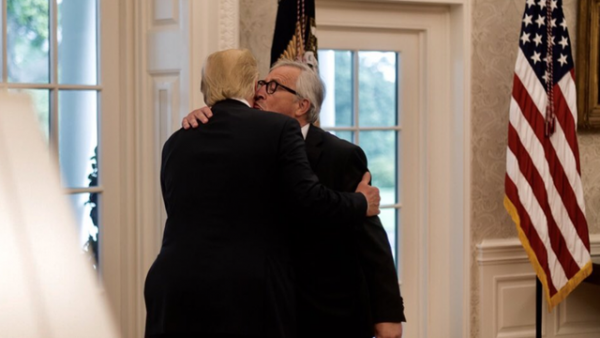 Nụ hôn gây chú ý của lãnh đạo châu Âu và Tổng thống Trump