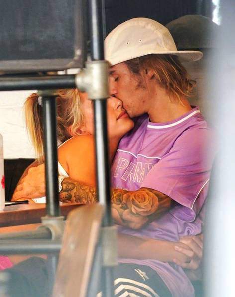 Justin Bieber âu yếm vợ tương lai trong quán cafe 2