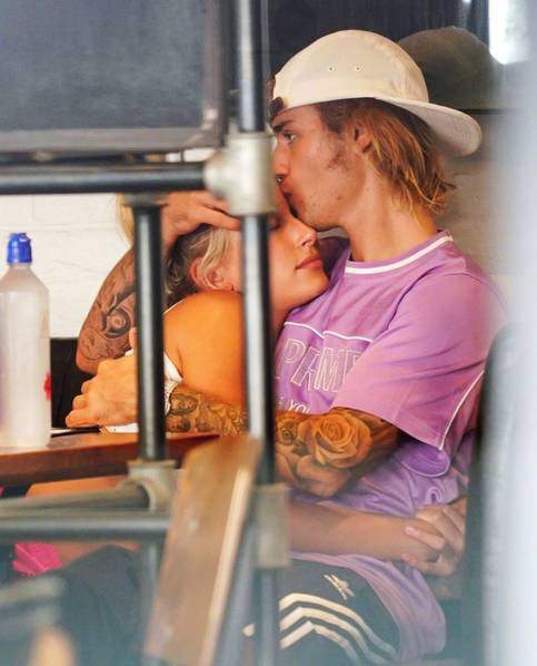 Justin Bieber âu yếm vợ tương lai trong quán cafe 4
