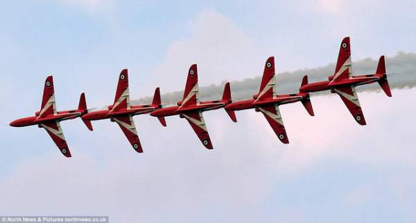 Dàn máy bay chiến đấu nhào lộn ấn tượng tại triển lãm hàng không Anh 6