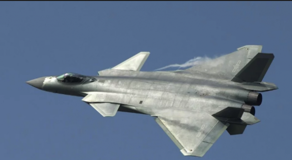 Đọ sức mạnh “Rồng dũng mãnh” J-20 và “Chim ăn thịt” F-22
